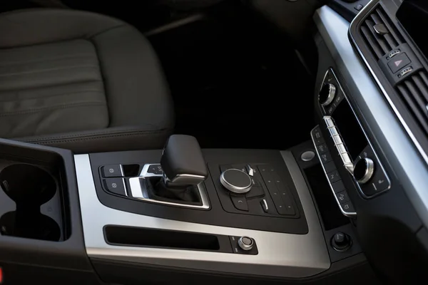 Interior de nuevo coche moderno con transmisión automática. Para usar como fondo . — Foto de Stock