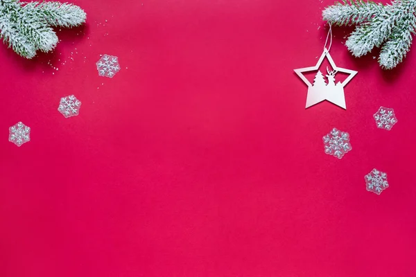 Snöiga kvistar av tall, snöflingor och stjärna med siluett av en julgran och rådjur isolerad på röd bakgrund. — Stockfoto