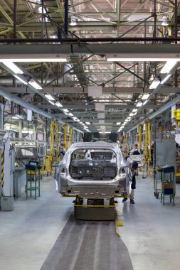 Rusya, İzhevsk - 14 Aralık 2019: Lada Otomobil Fabrikası İzhevsk. Yeni arabaları taşıma hattına monte edin..
