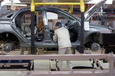 Rusya, İzhevsk - 14 Aralık 2019: Lada Otomobil Fabrikası İzhevsk. İşçiler yeni bir araba koltuğunun detaylarını yüklüyorlar..