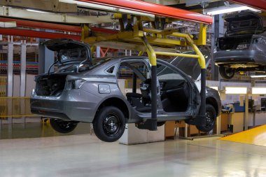 Rusya, İzhevsk - 14 Aralık 2019: Lada Otomobil Fabrikası İzhevsk. Konveyör hattını boyadıktan sonra yeni arabalar..