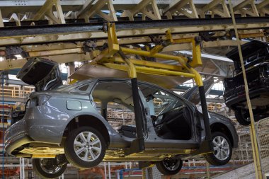 Rusya, İzhevsk - 14 Aralık 2019: Lada Otomobil Fabrikası İzhevsk. Taşıyıcı hattını boyadıktan sonra yeni araba..