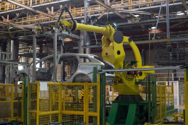 Rusya, Izhevsk - 15 Aralık 2018: Lada Otomobil Fabrikası Izhevsk. Hidrolik asansörde yeni bir otomobilin şasi yapımı.