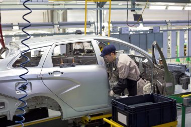 Rusya, İzhevsk - 14 Aralık 2019: Lada Otomobil Fabrikası İzhevsk. Yeni bir arabanın kapılarının ayarlanması ve ayarlanması.