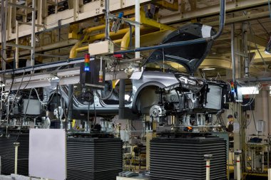 Rusya, İzhevsk - 14 Aralık 2019: Lada Otomobil Fabrikası İzhevsk. Taşıyıcı hattını boyadıktan sonra yeni araba..