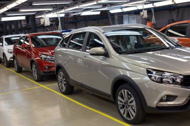 Rusya, İzhevsk - 14 Aralık 2019: Lada Otomobil Fabrikası İzhevsk. Yeni modern arabalar Lada Xray ve Vesta satışa hazır..