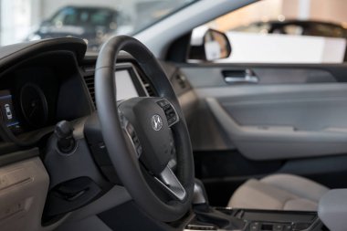 Rusya, İzhevsk - 23 Ocak 2020: Hyundai showroom. Otomatik şanzımanlı yeni modern Sonata 'nın içerisi.
