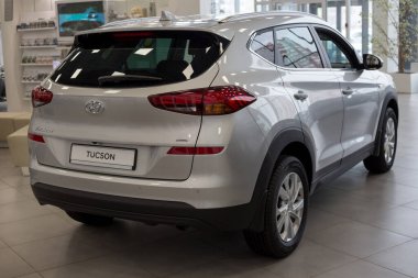 Rusya, İzhevsk - 23 Ocak 2020: Hyundai galerisindeki yeni modern geçiş. Tucson Htrac 'ta. Yan görünüm.