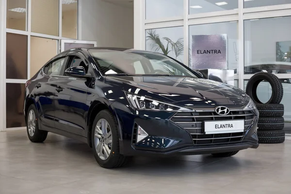 Rusya, İzhevsk - 23 Ocak 2020: Hyundai galerisinde yeni modern Elantra arabası. Ünlü dünya markası.