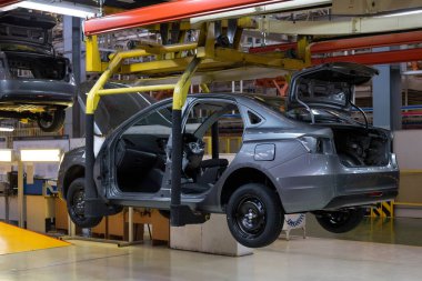 Rusya, İzhevsk - 14 Aralık 2019: Lada Otomobil Fabrikası İzhevsk. Konveyör hattını boyadıktan sonra yeni arabalar..