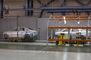 Rusya, İzhevsk - 14 Aralık 2019: Lada Otomobil Fabrikası İzhevsk. Taşıma hattındaki yeni arabaların çerçeve inşaatı.