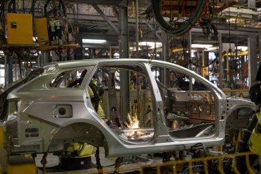 Rusya, İzhevsk - 14 Aralık 2019: Lada Otomobil Fabrikası İzhevsk. Yeni bir arabanın çerçevesini bir robotla kaynaklıyorum..