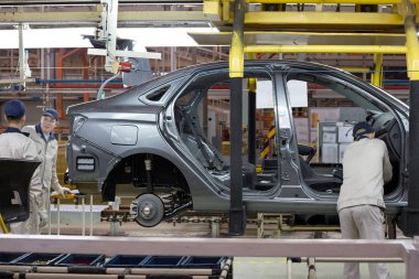 Rusya, İzhevsk - 14 Aralık 2019: Lada Otomobil Fabrikası İzhevsk. İşçiler yeni bir arabanın detaylarını yüklüyorlar..