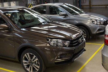 Rusya, İzhevsk - 14 Aralık 2019: Lada Otomobil Santrali Izhevsk, Avtovaz Grubu 'nun bir parçası. Yeni modern arabalar Lada Vesta satışa hazır..