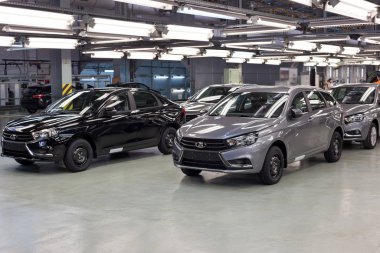 Rusya, İzhevsk - 14 Aralık 2019: Lada Otomobil Fabrikası İzhevsk. Yeni arabalar Lada Granta ve Vesta satışa hazır..