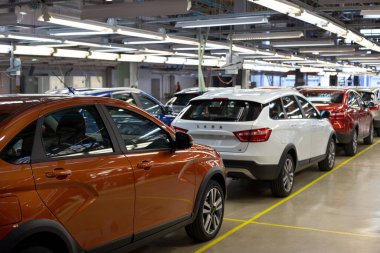 Rusya, İzhevsk - 14 Aralık 2019: Lada Otomobil Fabrikası İzhevsk. Yeni modern arabalar Lada satışa hazır..