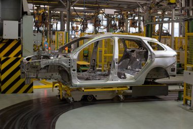 Rusya, İzhevsk - 14 Aralık 2019: Lada Otomobil Fabrikası İzhevsk. Arabaların üzerinde duran yeni arabanın iskeleti..