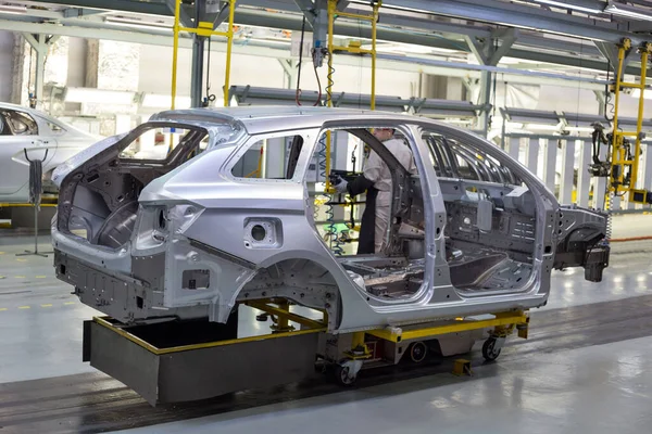 Rusia, Izhevsk - 14 de diciembre de 2019: LADA Automobile Plant Izhevsk. Montaje de coches nuevos en la línea transportadora . —  Fotos de Stock