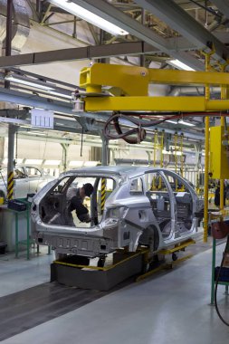 Rusya, İzhevsk - 14 Aralık 2019: Lada Otomobil Fabrikası İzhevsk. Yeni arabaları taşıma hattına monte edin..