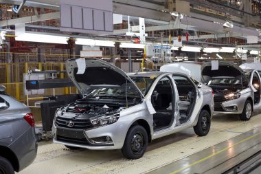 Rusya, İzhevsk - 14 Aralık 2019: Lada Otomobil Fabrikası İzhevsk. Taşıma hattındaki yeni arabaları monte edin ve kontrol edin..