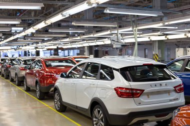 Rusya, İzhevsk - 14 Aralık 2019: Lada Otomobil Fabrikası İzhevsk. Yeni modern arabalar Lada satışa hazır..