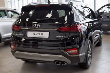 Rusya, İzhevsk - 23 Ocak 2020: Hyundai galerisinde yeni modern Santa Fe geçidi. Arkadan bak. Dünya markası.
