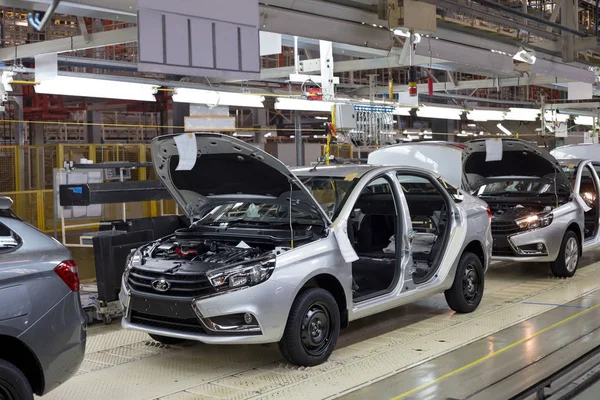 Rusya, İzhevsk - 14 Aralık 2019: Lada Otomobil Fabrikası İzhevsk. Taşıma hattındaki yeni arabaları monte edin ve kontrol edin..