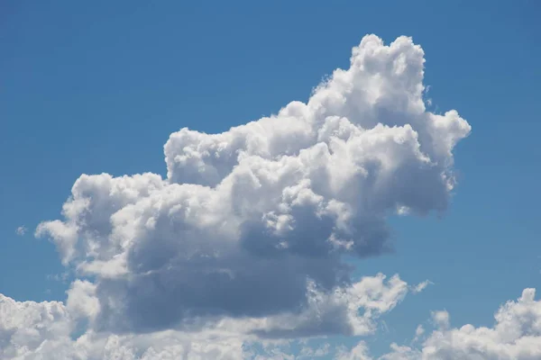 Nuvens Chuva Grandes Luzes Solares Brilhantes Céu Azul Planeta Terra — Fotografia de Stock