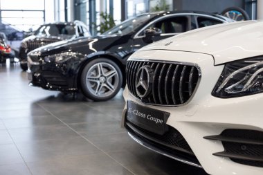 Rusya, İzhevsk - 20 Şubat 2020: Mercedes-Benz galerisinde yeni modern arabalar. Ünlü dünya markası. Prestijli araçlar.