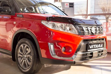 Rusya, İzhevsk - 05 Mart 2020: Suzuki galerisinde yeni modern Vitara arabası. Kesilmiş görüntü. Ünlü dünya markası. Prestijli araçlar.