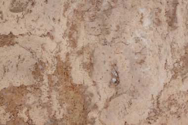 Kırıkları ve gri noktaları olan kahverengi bir yapı. Klasik travertin dokusu. Arkaplan olarak kullanılır.