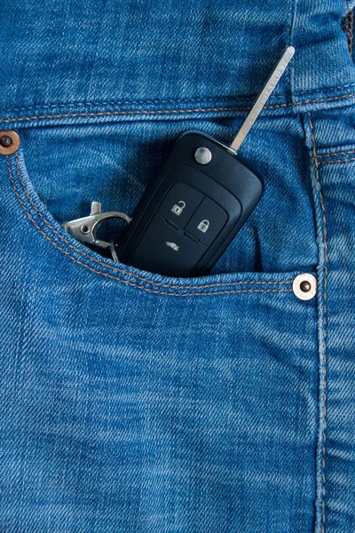 ブルージーンズのサイドポケットにイグニッションキー 現代の生活 — ストック写真