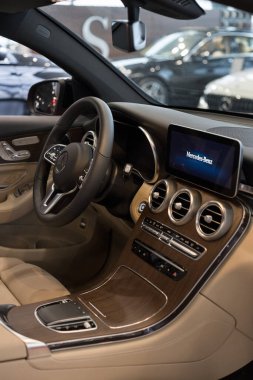 Rusya, İzhevsk - 20 Şubat 2020 Mercedes-Benz galerisi. Yeni GLC Coupe 220d arabanın içi. Ünlü dünya markası. Prestijli araçlar.