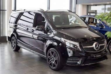 Rusya, İzhevsk - 20 Şubat 2020: Mercedes-Benz galerisinde yeni bir minivan V sınıfı. Ünlü dünya markası. Prestijli araçlar.