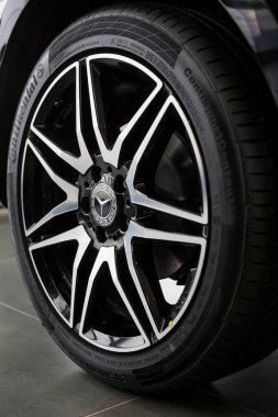 Rusya, İzhevsk - 20 Şubat 2020 Mercedes-Benz galerisi. Yeni V-Sınıfı bir minivanın alaşımlı tekerleği. En iyi marka..