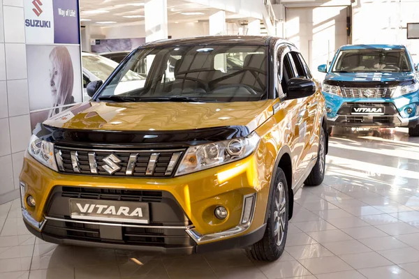 Rusya, İzhevsk - 05 Mart 2020: Suzuki galerisinde yeni modern Vitara arabası. Ön ve yan görüş. Ünlü dünya markası. Prestijli araçlar.
