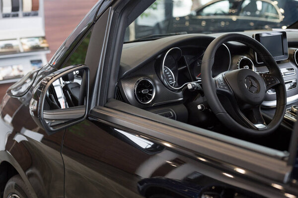 Россия, Ижевск - 20 февраля 2020 года: выставочный зал Mercedes-Benz. Интерьер нового современного минивэна V-класса. Известный мировой бренд. Престижные автомобили
.