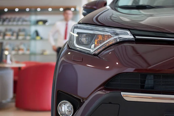 Araba galerisi. Satıcı galerisinde yeni arabalar. Prestijli araçlar.