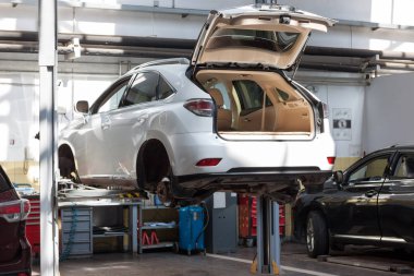 Hidrolik asansörde yer değiştirme ve tekerlek hizalanması. Atölye arabası.