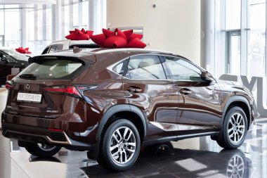 Rusya, İzhevsk - 21 Nisan 2018: Showroom Lexus. Yeni araç Lexus NX200. Ünlü dünya markası. Yan görüş. Modern ulaşım.
