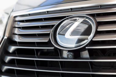 Rusya, İzhevsk - 21 Nisan 2018: Showroom Lexus. Lexus 'un logosu Showroom' da sergileniyor. Ünlü dünya markası.