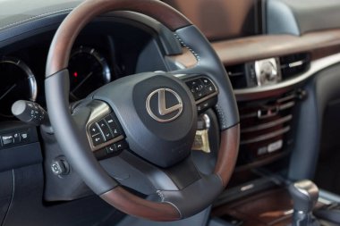 Rusya, İzhevsk - 21 Nisan 2018: Showroom Lexus. Yeni araç Lexux LX570 'in içi. Ünlü dünya markası. Modern ulaşım.
