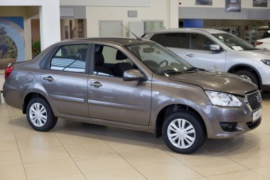 Rusya, İzhevsk - 19 Mart 2020 Datsun Showroom. Satıcının galerisinde yeni modern bir araba var. Arkadan bak. Ünlü dünya markası.