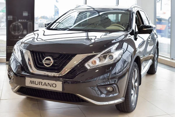 Rusya, İzhevsk - 19 Mart 2020: Nissan galerisinde yeni modern Murano arabası. Ön ve yan görüş. Ünlü dünya markası. Prestijli araçlar.