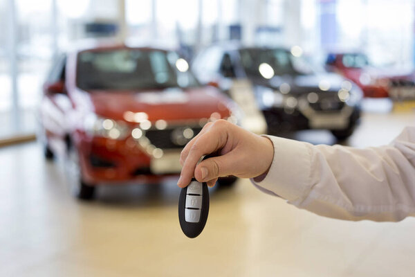 Продавец с ключами от новой машины. Современные и престижные автомобили
.