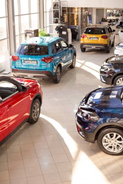 Rusya, İzhevsk - 05 Mart 2020: Suzuki showroom. Satıcının galerisinde yeni modern arabalar. Ünlü dünya markası. Prestijli araçlar.