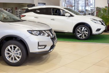 Rusya, İzhevsk - 19 Mart 2020 Nissan galerisi. Satıcının galerisinde yeni arabalar var. Ünlü dünya markası.