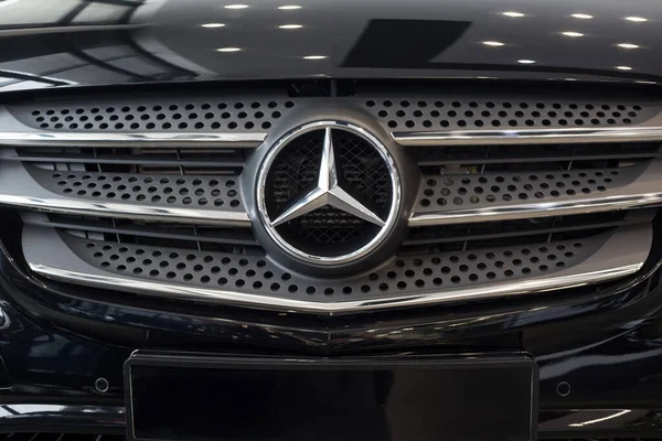 Emblem of a Mercedes Benz car · Free Stock Photo