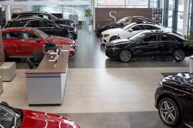 Rusya, İzhevsk - 20 Şubat 2020 Mercedes-Benz galerisi. Satıcının galerisinde yeni prestijli arabalar. Ünlü dünya markası.