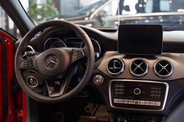 Rusya, İzhevsk - 20 Şubat 2020 Mercedes-Benz galerisi. Modern GLA 250 'nin iç mimarisi. Ünlü dünya markası. Modern ulaşım.
